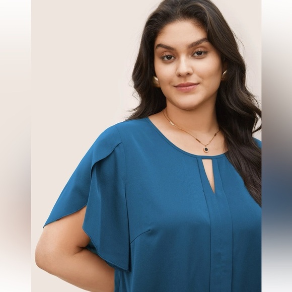 BloomChic Plus Size XL Solid Keyhole Petal Sleeve Pleated Blouse us 14-16 - Picture 3 of 8